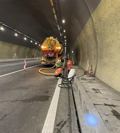 海南隧道排水渠清淤